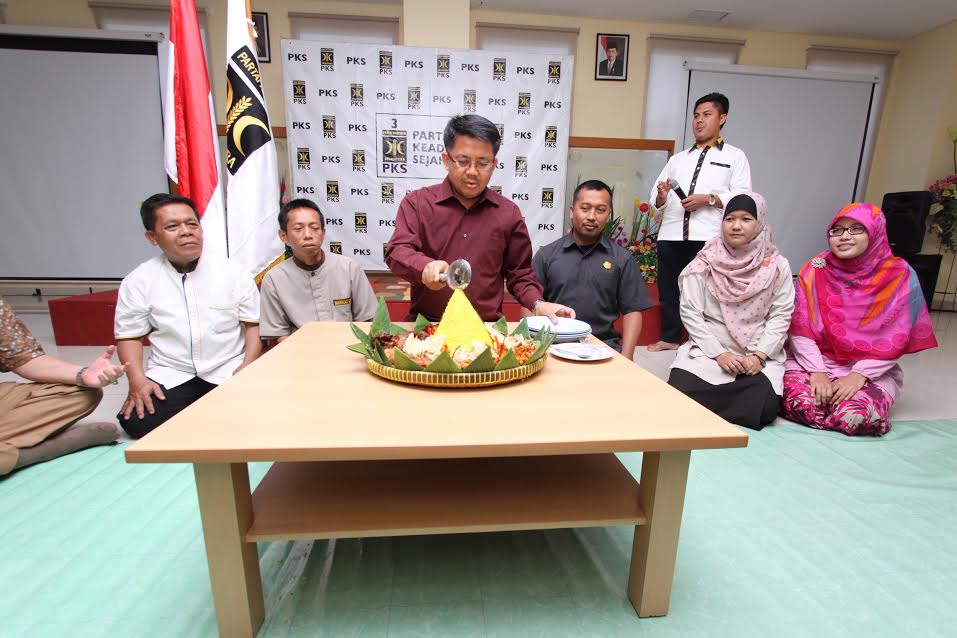 Lesehan dengan OB, CS, dan Satpam, Cara Sohibul Iman Syukuri Hari Lahir