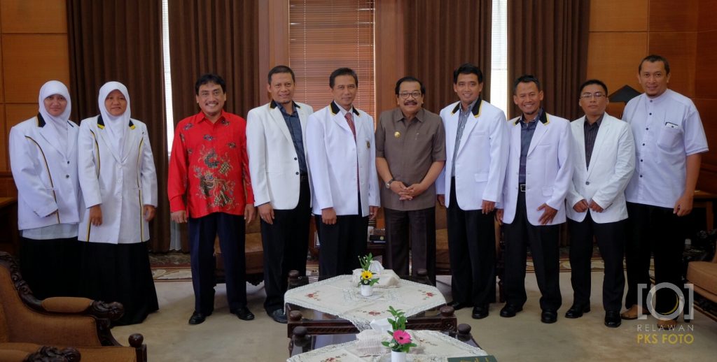 Pengurus PKS Jawa Timur Bersama Gubernur Jawa Timur ki-ka : Lilik Hendarwati, Reni Astuti, Ahmad Jabir, Yusuf Rohana, Arif Hari Setiawan, Soekarwo, M Siroj, Ahmadi, Firmainto Utomo, Joni Kusuma