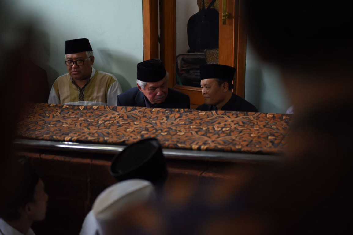KH Hasyim Muzadi Pemersatu Umat