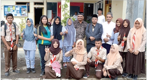 Irwan Setiawan (berdiri nomor lima dari kanan) saat mengunjungi sebuah lembaga pendidikan