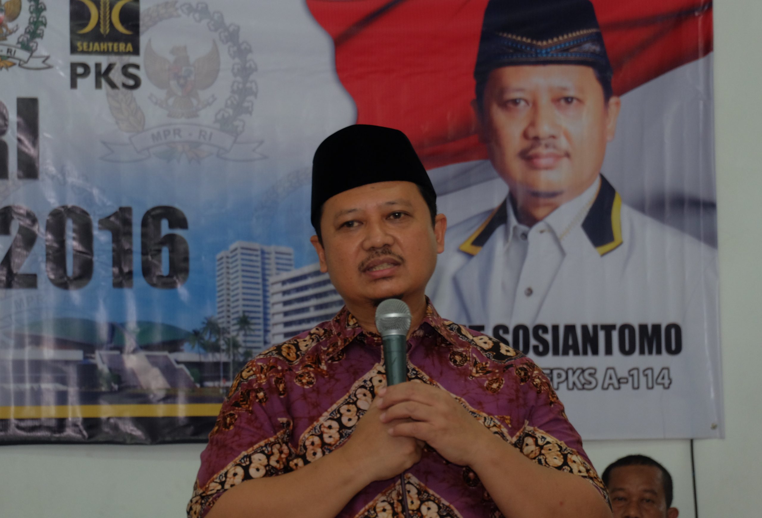 DPR Minta Kemenhub Tak Hilangkan Tarif Murah Taksi Online