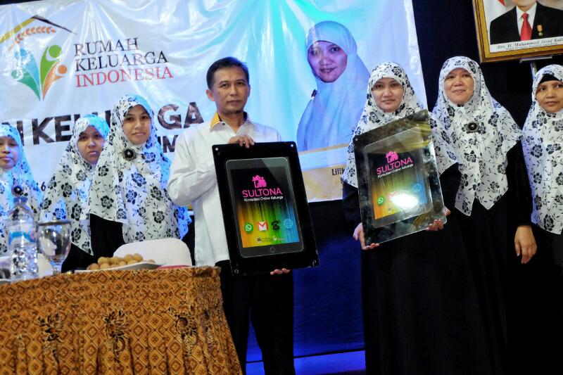 Ketua Umum DPW PKS Jawa Timur Arif Hari Setiawan, S.T., M.T. bersama jajaran pengurus bidang perempuan dan ketahanan keluarga DPW PKS Jawa Timur