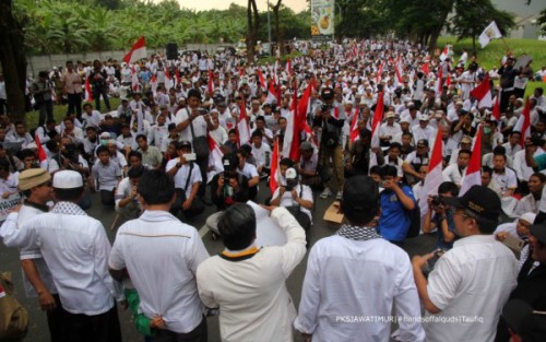 Para Pimpinan PKS Jatim memimpin massa aksi 