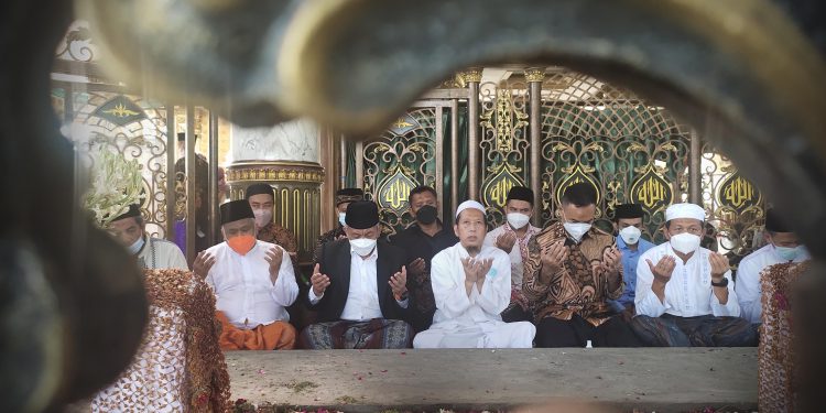 Ziarah Makam, PKS Tegaskan Terus Perjuangkan Gelar Pahlawan untuk Syaikhona Cholil Bangkalan