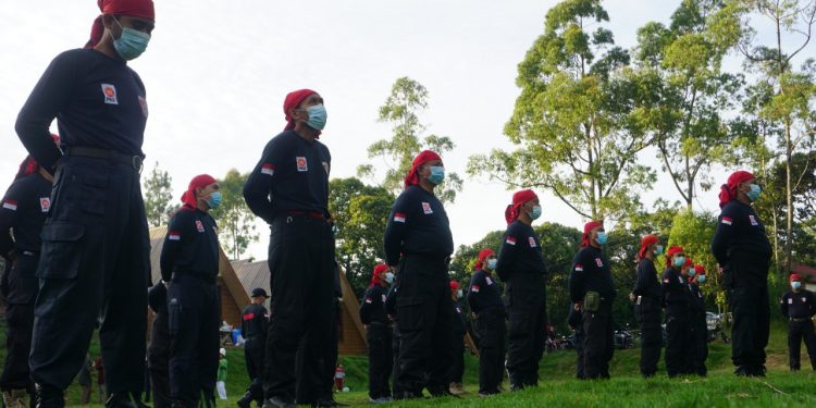 Peringati Hari Kesaktian Pancasila, PKS Jatim Gelar Upacara dan Kibarkan Bendera Merah Putih di Puncak Gunung Lawu