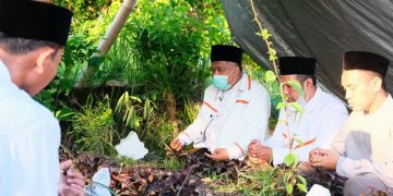 Kunjungan ke Pulau Bawean, Ketua PKS Jatim Ziarah Anggota PKS Pertama di Bawean