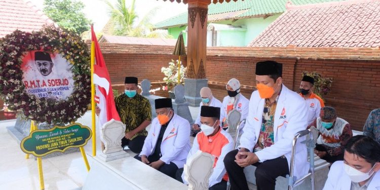 Ziarah ke Makam Gubernur Suryo, Irwan: Semangat Meneladani Gubernur Suryo Harus Diwariskan