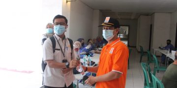 Apresiasi Nakes, PKS Sidoarjo Beri Bunga untuk Para Dokter dan Perawat di Lokasi Vaksinasi