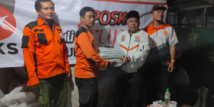 Irwan Jenguk Relawan PKS Jatim di Lokasi Bencana: Pemerintah Harus Pikirkan ke Mana Korban Harus Kembali