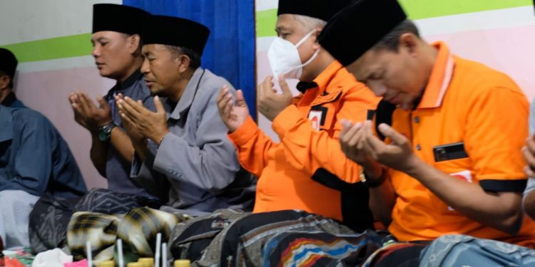 Gelar Tahlilan di Posko Tanggap Bencana PKS Pronojiwo dan Bagi 600 Porsi Makanan Tiap Hari, PKS Jatim Beri Apresiasi para Relawan