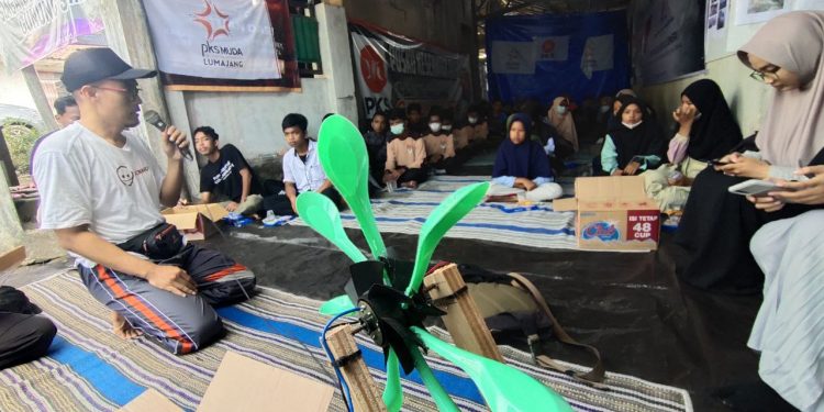 Berharap Muncul Tokoh Muda Kreatif, PKS Jatim Gelar Workshop Robotik untuk Puluhan Remaja Terdampak Erupsi Semeru