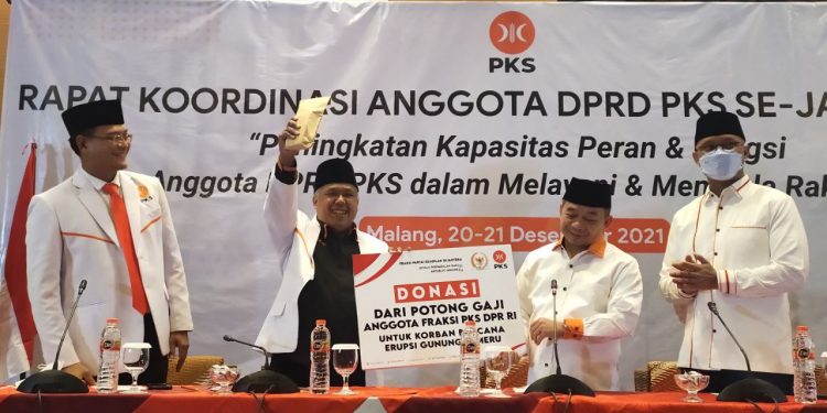 Konsolidasi Anggota DPRD PKS Se-Jatim, Jazuli Juwaini Serahkan Potongan Gaji Seluruh DPR RI PKS untuk Korban Erupsi Semeru