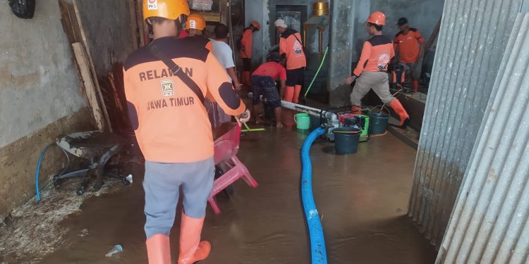 Banjir Jember, Relawan PKS Gercep, dari Essessment, Mendirikan Posko Bencana Hingga Bantu Bersih-bersih Rumah Warga