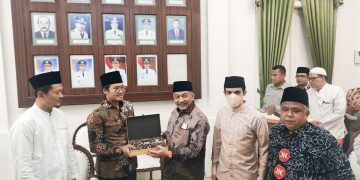 Presiden PKS Bertemu Bupati Bangkalan, Tukar Cinderamata Batik dan Ajak Saling Kolaborasi