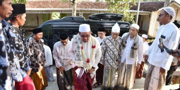 Hadiri Istighotsah di Pamekasan, Dr Salim Disambut Sholawat Tholaal Badru dan Dikalungi Bunga