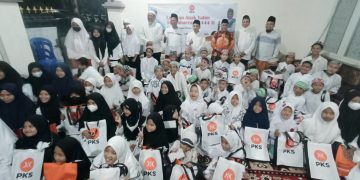 Momentum Lebaran Anak Yatim, Ketua PKS Jatim Santuni dan Doakan Yatim di Pesantren Bismar Al Mustaqim Jadi Pemimpin Bangsa