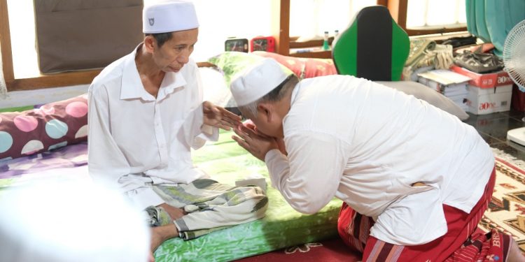 Sowan KH Abdul Jalal yang Sedang Sakit, Ketua PKS Jatim Minta Anggota Teladani Semangat Perjuangan