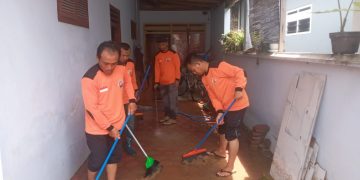 Banjir Trenggalek, Relawan PKS Bantu Bersihkan Rumah dan Sediakan Makanan: Semoga Ringankan Beban Warga