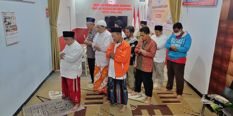 Pimpin Sholat Ghaib, Irwan Doakan Korban Tragedi Kanjuruhan Husnul Khotimah