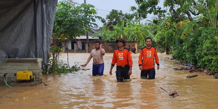 Banjir Setinggi Lutut di Tulungagung, Irwan Apresiasi Gercep Relawan PKS: Segera Koordinasi dengan BPBD