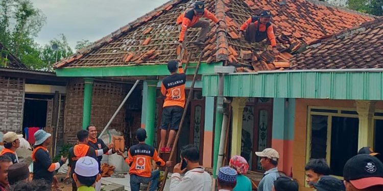 PKS Turunkan Relawan dan Bantu Material Genteng, Akibat Puting Beliung Pasuruan yang Porak Porandakan Ratusan Rumah Warga