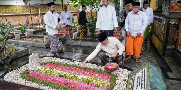 Ziarah Makam KH Hasyim Asyaari, Gus Dur dan Gus Sholah, Presiden PKS Sebut Ingin Teladani Para Ulama