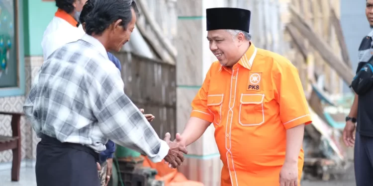 Kunjungi Masyarakat Terdampak Banjir Rob Situbondo, Irwan: Kami Ingin Berbagi Rasa