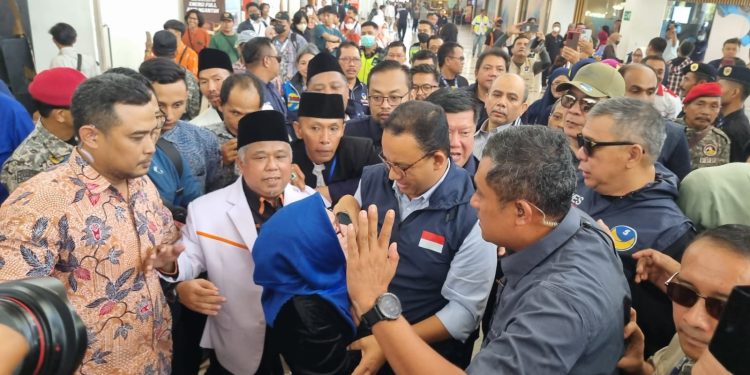 Kader PKS Berbaur dengan Ribuan Warga Turut Sambut Kehadiran Anies Baswedan, Ketua PKS Jatim: Terima Kasih, Ini Wujud Kerinduan