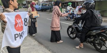 Rangkul Milenial, Serentak Sayap Muda PKS se-Jatim Bagi Takjil untuk Masyarakat