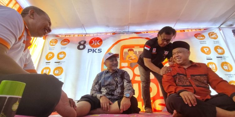 Kunjungi Posko Mudik 8 PKS Jatim, Presiden Ahmad Syaikhu Beri Apresiasi dan Coba Layanan Pijat Gratis