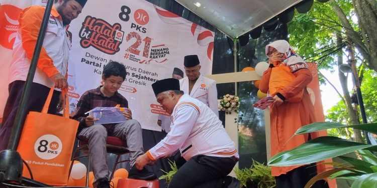 Rayakan Milad PKS dengan Bagi 88 Sepatu untuk Yatim, Ketua PKS Jatim: Melayani adalah Ciri PKS