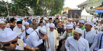 Hadir ke Haul Abu Bakar bin Muhammad Assegaf Gresik, Habib Salim Disambut Masyarakat