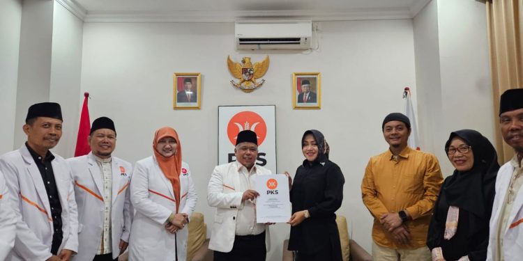 Serahkan SK DPP PKS, Dukung Ikfina dan Ning Ika Maju Cakada Kabupaten dan Kota Mojokerto