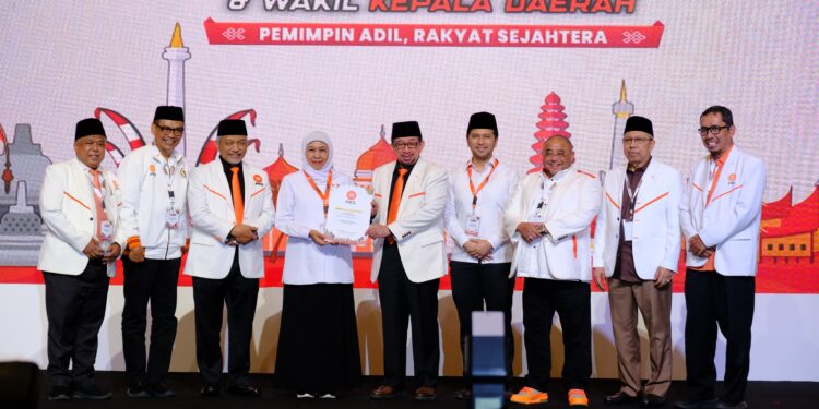 Khofifah – Emil dan 28Pasangan Cakada se-Jatim Terima Form B1 KWK dari Presiden PKS, Ketua PKS Jatim : Seluruh Jajaran Siap All Out Menangkan