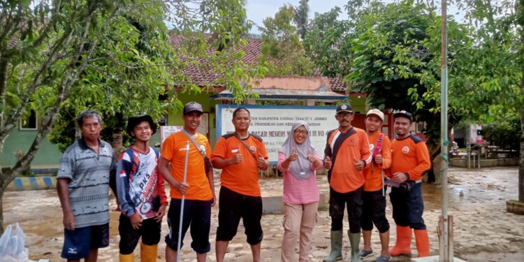 Relawan PKS Jatim Bagi Air Bersih Serta Bersihkan Rumah Warga dan Sekolah Pasca Banjir Jember