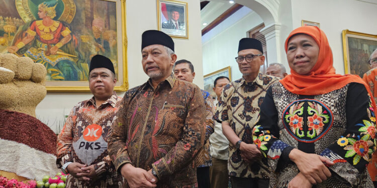 Silaturahmi dengan Gubernur Jatim, Presiden PKS Ahmad Syaikhu Apresiasi Penurunan Kemiskinan Ekstrem