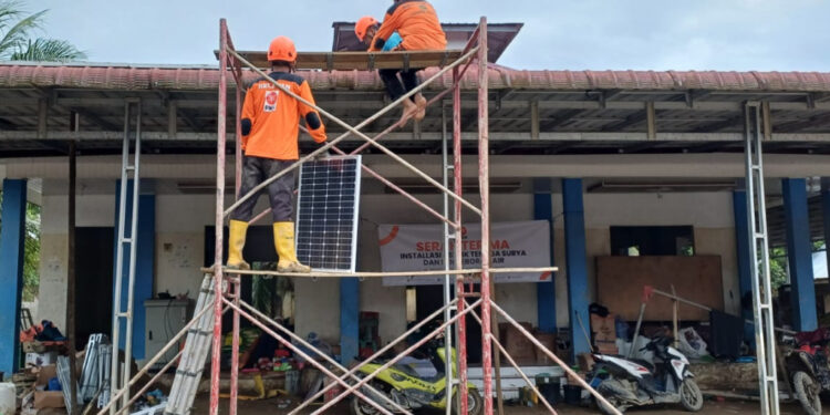 Relawan Kemanusiaan PKS Jatim Pasang Panel Surya, Agar Warga Aceh Tamiang Bisa Akses Air Bersih