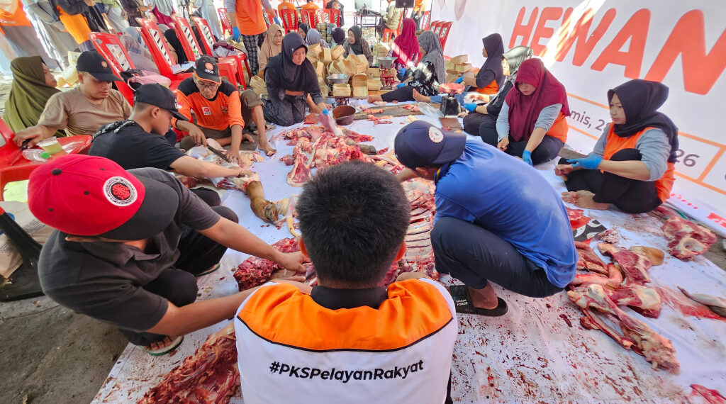 Dari Kader untuk Masyarakat, PKS Jatim Tebar 71.555 Paket Daging Kurban