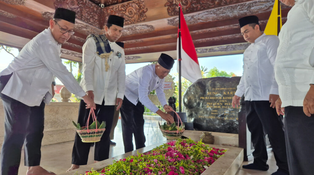 Kenang Perjuangan Bung Karno, PKS Jatim Ziarah ke Makam Sang Proklamator