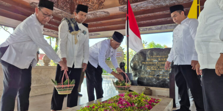 Kenang Perjuangan Bung Karno, PKS Jatim Ziarah ke Makam Sang Proklamator