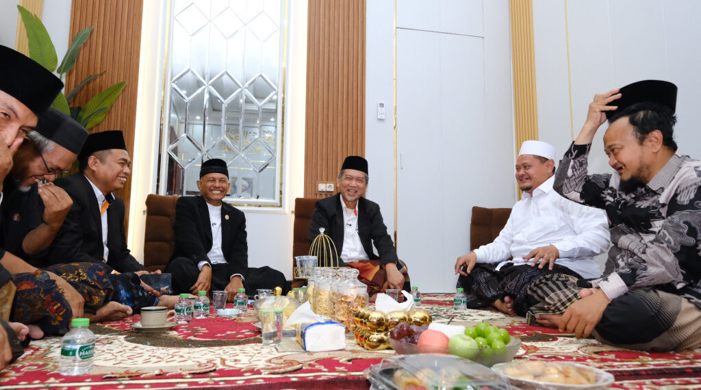 Usai Pembukaan Muktamar NU, AMY dan Ketua PKS Jatim Silaturahmi ke Gus Rozaq Tambakberas