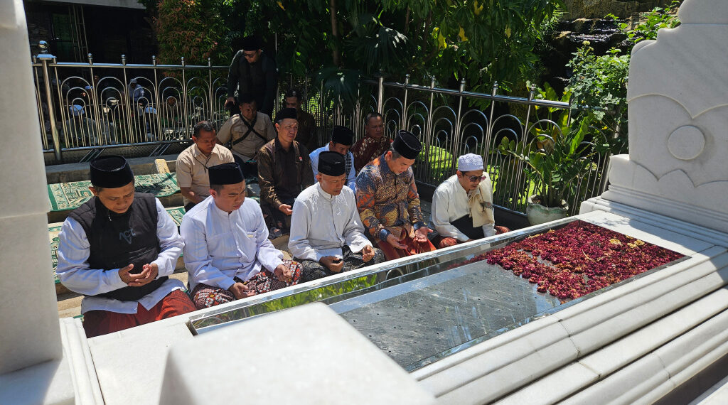 Ketua PKS Jatim Dampingi AMY Ziarah ke Makam Sunan Ampel, Teladani Dakwah yang Penuh Rahmat