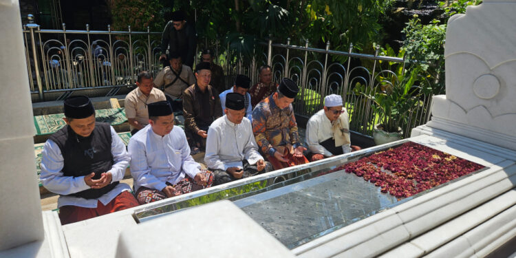 Ketua PKS Jatim Dampingi AMY Ziarah ke Makam Sunan Ampel, Teladani Dakwah yang Penuh Rahmat
