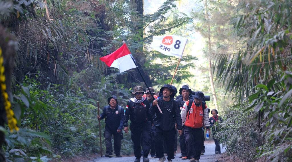 Long March di Kaki Semeru, Peserta Kembara PKS Jatim Diuji Ketangguhannya